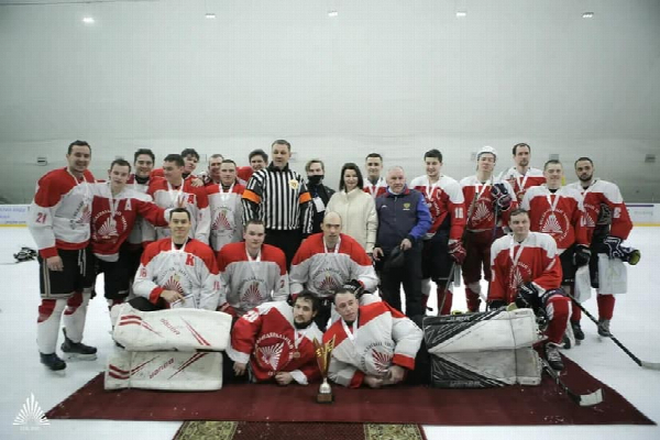 Read more about the article Поздравляем хоккейную команду выпускников с победой!